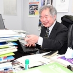 資料が山積みの研究室で分単位のスケジュールをこなしている室崎益輝さん＝神戸市中央区脇浜海岸通１（撮影・中西幸大）