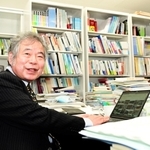 資料が山積みの研究室で分単位のスケジュールをこなしている室崎益輝さん＝神戸市中央区脇浜海岸通１（撮影・中西幸大）