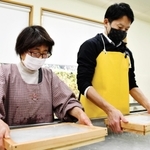 道の駅「杉原紙の里・多可」で杉原紙の紙すきに挑戦する斎藤元彦知事（右）＝兵庫県多可町加美区鳥羽