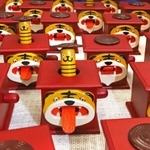 親子のトラがユーモラスな動きを見せる干支の神戸人形＝神戸市東灘区住吉山手８（撮影・山崎　竜）