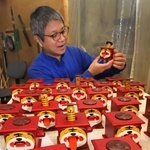 トラの親子の動きが心和ませる干支の神戸人形と、製作者の吉田太郎さん＝神戸市東灘区住吉山手８