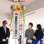搭乗者４０００万人目としてくす玉を割った岡本望さん（右から３人目）ら＝１５日午前、神戸空港（撮影・坂井萌香）