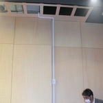 座席近くのサーキュレーターで天井部の排気ダクトに空気を送り込むテストの様子＝神戸新開地・喜楽館