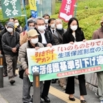 生活保護の支給額減額を巡る訴訟で、判決を前に神戸地裁へ入る原告団＝１６日午後１時２０分ごろ、神戸市中央区橘通２