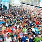 第９回神戸マラソンで一斉にスタートするランナー＝２０１９年１１月