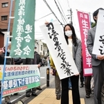 原告の訴えが退けられ、「不当判決」の垂れ幕を掲げる弁護団＝１６日午後、神戸市中央区橘通２、神戸地裁