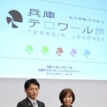 古田菜穂子座長（右）から提言書を受け取った斎藤元彦知事＝神戸市中央区下山手通４（撮影・小林良多）