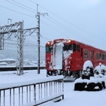 大雪の中を走るＪＲ和田山駅に進入する播但線の列車＝朝来市内、１８日午前７時１８分