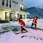 ＪＲ和田山駅前で除雪する作業員＝１８日朝、朝来市和田山町東谷
