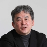 「新型コロナに対応してきた医師や看護師にはもっと支援が必要」と主張する真山仁さん（撮影・長嶺麻子）
