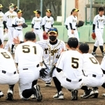 阪神タイガースジュニアのナインと話し込む上本博紀コーチ（中央）。選手にとって最高の教本だ＝尼崎市東七松町１、橘公園軟式野球場