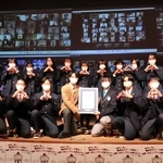 ギネス世界記録を達成し、「栗ポーズ」で喜ぶ高校生ら＝１９日午後、丹波市柏原町柏原、兵庫県立丹波の森公苑