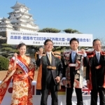 Ｇ７関係閣僚会合の誘致をアピールする（右から）齋木俊治郎・姫路商工会議所会頭、斎藤元彦・兵庫県知事、清元秀泰・姫路市長、姫路お城の女王の竹内瞳さん＝１９日午前、姫路市本町