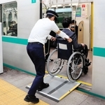 車いすの利用客の乗降介助を練習する神戸市営地下鉄の職員＝神戸市営地下鉄三宮駅