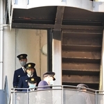 大阪ビル火災を受け、防火設備を確認する神戸市消防局の職員ら＝２０日午後、神戸市中央区三宮町１（撮影・坂井萌香）