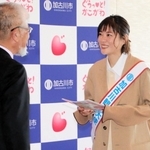 観光パンフレットを受け取り笑顔を見せる上野樹里さん（右）＝加古川市役所