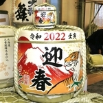 職人の手で仕上げられた菰樽＝２１日午前、尼崎市の岸本吉二商店