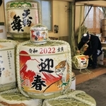 職人の手で仕上げられた菰樽＝２１日午前、尼崎市の岸本吉二商店