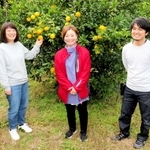 住民団体「しるべ」のメンバー。（右から）代表の中塚寛さん、村田夏希さん、北村亜矢さん＝姫路市安富町皆河、ゆずの里