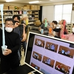 子どもたちの好奇心を刺激する科学実験をホームページで公開した原体験教育研究会のメンバー＝加東市下久米、兵庫教育大学