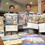 新旧の秋祭りカレンダーを手にする大和良作さん（左）ら製作メンバー＝姫路市木場