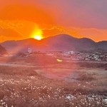 龍野橋から揖保川越しに見た夕焼け＝１２月１７日、たつの市龍野町富永