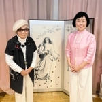 大谷隆子さん（左）と声楽家の林裕美子さん。霞城館でのコンサートでも背景に大谷さんの聖人の絵が使われた＝１１月１３日、たつの市龍野町上霞城
