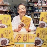 思い出の味を再現した「神戸旧居留地５０年カレー」をＰＲする財部紀久子さん＝神戸市中央区御幸通８、ひょうごふるさと館（撮影・鈴木雅之）