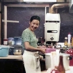 「キッチン　プチット」を切り盛りしていた頃の財部紀久子さん。おふくろの味が多くの人に親しまれた（財部賢一さん提供）