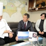 海洋ＳＤＧｓの学術書を手にする明石浦漁協の戎本裕明組合長（中央）と、執筆した神戸北野ホテルの山口浩さん（左）、文化産業科学者の石山徹さん＝明石市岬町、明石浦漁協