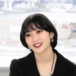ファーストシングルをリリースし、今後の抱負を語る宮本佳林＝神戸新聞社