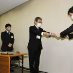 検証委員会委員長の立花隆介弁護士（右）から報告書を受け取る姫路市教育委員会の西田耕太郎教育長（右から２人目）＝２４日午後、姫路市役所