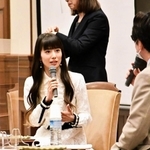 島田叡・元沖縄県知事を描いた朗読劇に出演した感想を話す、宝塚歌劇団出身の舞羽美海（まいはねみみ）さん＝２５日午後、神戸市中央区下山手通４、兵庫県公館