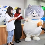 オンライン番組「神戸新聞フェス２０２１」で来年４月の連載開始が発表された「かなしきデブ猫ちゃん」兵庫シリーズ。主人公・マルの着ぐるみが登場した＝神戸新聞社