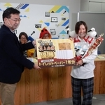 「ひょうご　お国自慢対決」の初代チャンピオンに輝いた但馬総局。表彰を受ける石川翠記者＝神戸新聞社