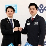 会議の冒頭、吉村洋文大阪府知事（右）とグータッチする斎藤元彦兵庫県知事＝２６日午後、西宮市西宮浜４、新西宮ヨットハーバー