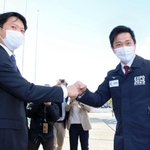 吉村洋文大阪府知事（右）を出迎える斎藤元彦兵庫県知事＝２６日午後、西宮市西宮浜４、新西宮ヨットハーバー