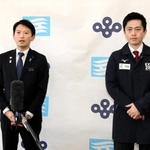 会議後の会見で記者の質問に答える斎藤元彦兵庫県知事（左）と吉村洋文大阪府知事＝２６日午後、西宮市西宮浜４、新西宮ヨットハーバー
