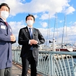 会議前、大阪湾を眺めながら語り合う吉村洋文大阪府知事（左）と斎藤元彦兵庫県知事＝２６日午後、西宮市西宮浜４、新西宮ヨットハーバー