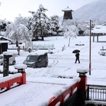 この冬一番の寒波の影響で一面の雪景色となった「辰鼓楼」（中央奥）の周辺＝２６日午前８時３９分、豊岡市出石町内町