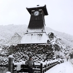 この冬一番の寒波の影響で一面の雪景色となった「辰鼓楼」の周辺＝２６日、豊岡市出石町内町