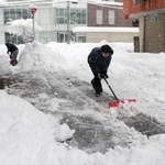 開店に向けて雪かきをする但馬信用金庫の職員＝２７日午前７時５６分、朝来市和田山町東谷（撮影・竜門和諒）