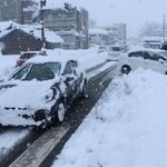 記録的な大雪となった朝来市和田山町の市街地＝２７日午前８時１７分、ＪＲ和田山駅前（撮影・竜門和諒）