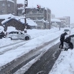 記録的な積雪となった朝来市和田山町の市街地。各地で立ち往生が発生した＝２７日午前８時１９分、ＪＲ和田山駅前（撮影・竜門和諒）