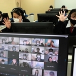 画面越しに、インドの中学生と交流する授業の様子＝神戸市中央区野崎通１、神戸市立葺合高校