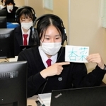 自分の名前の漢字について英語で説明する生徒＝神戸市中央区野崎通１、神戸市立葺合高校
