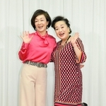 息の合ったコンビぶりをみせるキムラ緑子（左）と渡辺えり