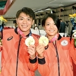東京五輪で金メダルを手にする阿部一二三と妹の詩＝７月２５日、日本武道館
