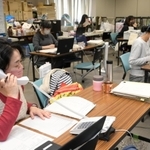 年末年始も対応する兵庫県の新型コロナ健康相談コールセンター＝２８日午前、神戸市中央区（撮影・秋山亮太）
