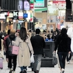 街角の雑踏。詐欺集団は人の隙を突いてくる＝神戸市中央区